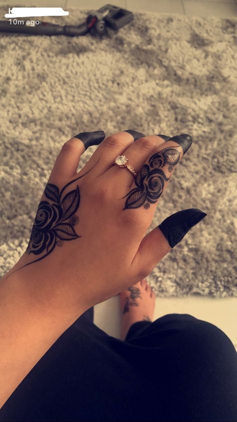 Black henna Henna Hand Designs, Henne Tattoo, Jagua Henna, Hand Tattoos For Girls, Henna Tattoo Hand, Henna Art Designs, Rose Mehndi Designs, Black Henna, Mehndi Design Pictures