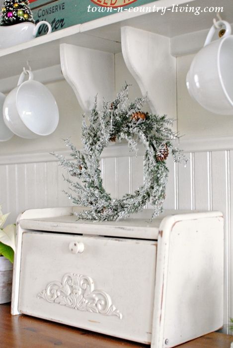 Chic Kitchen Decor, Chic Christmas Decor, Chalet Chic, Shabby Chic Kitchen Decor, Shabby Chic Room, Shabby Chic Dresser, Shabby Chic Interiors, Shabby Chic Christmas, Bread Box