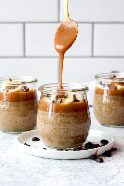 Caramel Macchiato Chia Pudding Caramel Chia Pudding, Chia Pudding Coffee, Chia Pudding Topping Ideas, Chia Pudding Ideas, Chia Pudding Toppings, Tiramisu Chia Pudding, Coffee Chia Pudding, Vegan Chia Seed Pudding, Vegan Chia Pudding