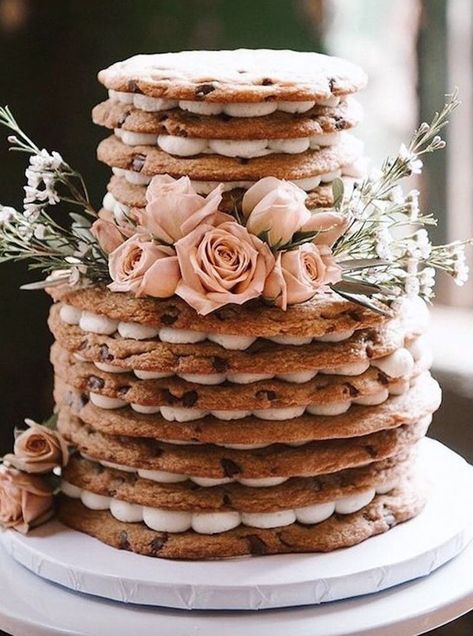 As we prepare to close out the year, we wanted to add to the sugar rush with some winter wedding cakes that are as sweet as your favorite Christmas pie. We are blown away year after year over the sheer creativity from cake artists and we are crushing hard on these cakes and think you will too. Cakes To Make, Christmas Pie, Wedding Cake Alternatives, Winter Wedding Cake, Naked Cakes, Winter Cake, Gorgeous Wedding Cake, Cake Trends