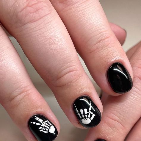 Black Nails With Skeleton, Skull Nail Art Short Nails, Skeleton Hand Nail Art, Skeleton Nails Short, Skeleton Finger Nails, Black Skeleton Nails, Halloween Nails Bones, Skeleton Hand Nails, Goth Pedicure Ideas