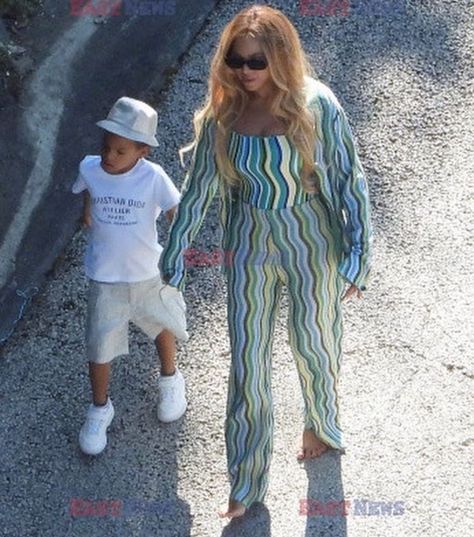 Fashion4Life - Rare photos of Beyonce and Baby Sir Carter.... | Facebook Sir Carter, Beyonce Knowles Carter, Beyonce And Jay Z, Walking Barefoot, Beyonce And Jay, Online Photo Gallery, Beyonce Knowles, Large Photos, Lake Como