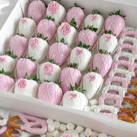 Pink Strawberry Chocolate, Pink And White Treats, Deserts For Birthday Parties, Coquette Chocolate Covered Strawberries, Pink Sweets Table, Coquette Dessert Table, Pink And White Strawberries, Coquette Treats, Bow Desserts