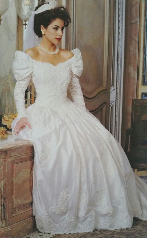 1980s Wedding Dress, 90s Wedding Dress, Dresses Videos, Vintage Bridal Fashion, Antique Wedding Dresses, Style Année 80, Dresses Country, Wedding Dress Patterns, White Wedding Dress