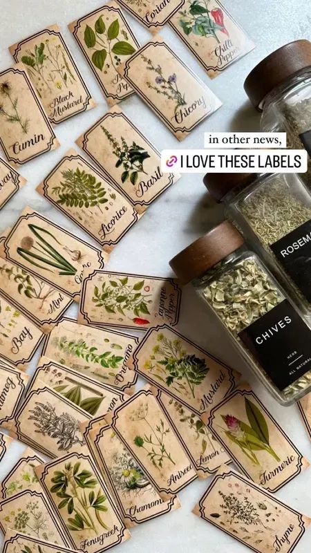 Labeling Ideas Organization, Apothecary Spice Jars, Herb Shop Ideas, Spice Jars With Labels, Apothecary Business Ideas, Apothecary Label Design, Apothecary Kitchen Decor, Herb Shop Aesthetic, Witchy Apothecary Decor