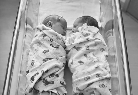 Newborn Twins in hospital. So darling! #coveylovephotos Twins In Hospital Photos, Newborn Twins In Hospital, Twins Hospital Pictures, Newborn Twins Hospital, Twin Baby Photography, Twins Photography, Twin Newborn, Foto Newborn