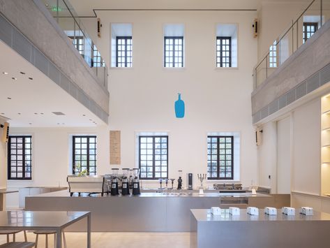 Blue And White Cafe Interior Design, Architecture Coffee Shop, Blue Cafe Interior Design, Blue Bottle Cafe, Airport Cafe, Blue Bottle Coffee Architecture, Shanghai Cafe, Schemata Architects, Blue Bottle Coffee Japan