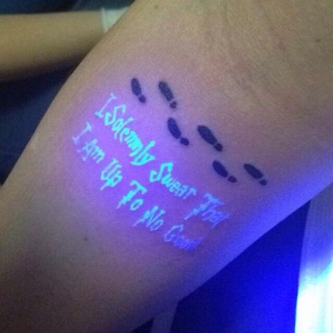 Marauders Map Tattoo, Black Light Tattoo, Wörter Tattoos, Hp Tattoo, Uv Tattoo, Hidden Tattoos, Light Tattoo, Map Tattoos, Clever Tattoos