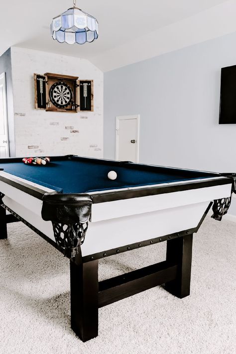 Pool tables are too expensive to replace when your style changes. Turn your old pool table into something modern with this DIY pool table makeover tutorial. Pool Table Restoration Diy, Pool Table Makeover, Table Renovation, Diy Pool Table, Billards Room, Pool Table Sizes, Gamers Room, Modern Pool Table, Cave Pool