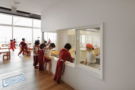 © Studio Bauhaus, Ryuji Inoue Kindergarten Kitchen Design, Scandinavian School Aesthetic, Kindergarten Kitchen, Kitchen Kindergarten, Kindergarten Lunch, Kindergarten Interior, Daycare Design, Kids Cafe, Kindergarten Design