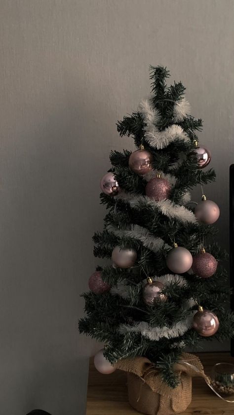 Mini Christmas Tree Inspiration, Pink Mini Christmas Tree Ideas, Mini Bedroom Christmas Tree, Cute Mini Christmas Tree Ideas, Aesthetic Mini Christmas Tree, Cute Small Christmas Trees, Christmas Small Tree Ideas, Christmas Tree Ideas Mini, Little Christmas Tree Decorations