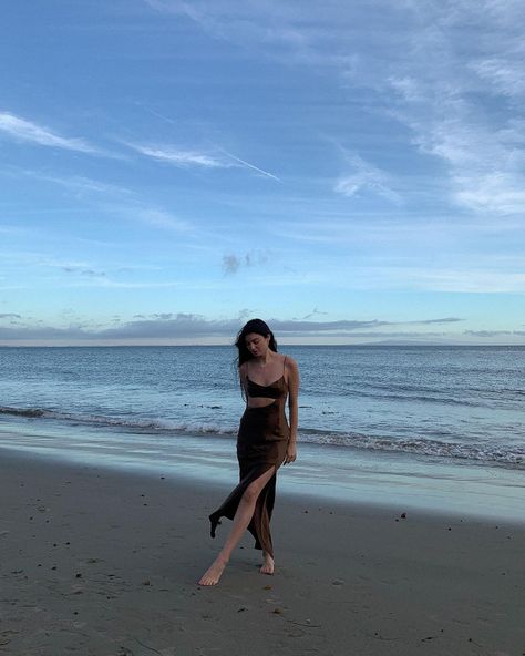 Pose Beach Ideas Instagram, Sea Poses Photo Ideas, Beach Pose Ideas Instagram, Beach Photoshoot Outfits, Sea Poses, Boracay Outfit, Energy Magic, Beach Photo Inspiration, Beach Poses Instagram