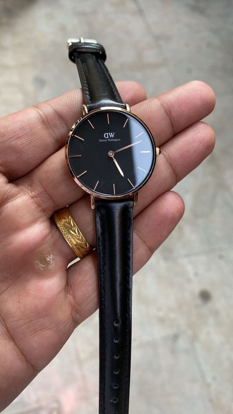 #smartwatches #loverswatch #gentswatch #andriodwatch #boyswatch #watchsales #watchsale #jdwatch #iwatches Dw Watch Women, Women Diamond Rings, Dw Watch, House Design Modern, Apple Watch Bands For Women, Cartier Watches Women, Home Interior Ideas, Pretty Watches, Fossil Watches Women