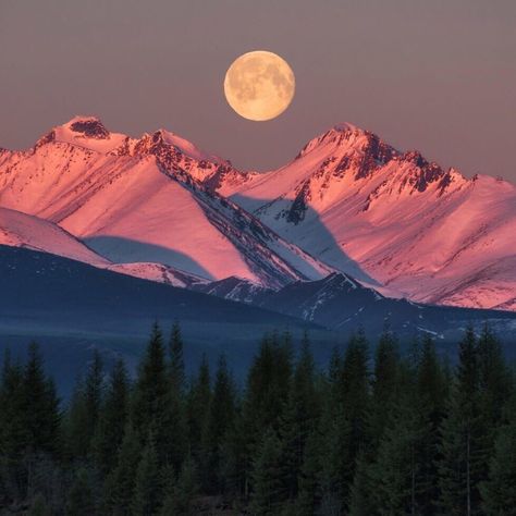 Mountain Trekking, Sunrise Mountain, Mountain Landscape Photography, Landscape Photography Nature, Moon Photography, Mountain Photography, Wild Nature, Art Challenge, Nature Aesthetic