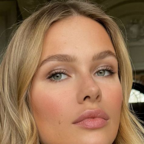 Julia Wren Makeup Artist on Instagram: "Some more bridal makeup inspiration ✨….. Glowing skin with a rosey blush, a warm taupe shimmer & individual lashes. Hair by @clare.on.hair using @colorwowhair for a loose wave.  Makeup products by @chantecaille @clarinsuk @charlottetilbury @mykitco @glossier   #bridalmakeup #makeup #makeuptutorial #makeupartist #weddingmakeup" Super Natural Bridal Makeup, Blonde Wedding Makeup, Clean Wedding Makeup, Natural Glowy Wedding Makeup, Wave Makeup, Elopement Hair, Bridal Makeup Inspiration, Simple Bridal Makeup, Beach Wedding Makeup