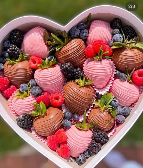 Chocolate Covered Birthday Strawberries, Desert Gift Ideas, Mother’s Day Baking, Chocolate Strawberry Designs, Strawberry With Flowers, Birthday Chocolate Covered Strawberries, Chocolate Covered Strawberries Ideas, Birthday Strawberries, Strawberry Boxes