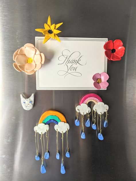 Diy Cute Magnets, Clay Gifts Diy, Diy Magnets For Kids, Clay Decor Diy, Clay Refrigerator Magnets, Diy Clay Fridge Magnets, Polymer Clay Fridge Magnets Diy, Polymer Clay Magnets Ideas, Air Dry Clay Fridge Magnets Diy