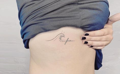 Tatuagem de onda: significados e 60 opções para as amantes do oceano Words In Waves Tattoo, Cool Ear Tattoos, Tiny Tattoos For Women, Ear Tattoo Ideas, Calligraphy Tattoo, Ear Tattoos, Wave Tattoo, Hip Tattoos Women, Initial Tattoo