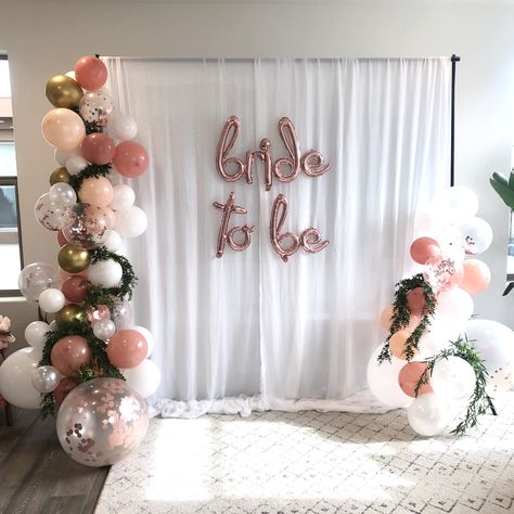 Bridal Shower Backdrop With Balloons, Bridal Shower Party Ideas Decorations, Bridal To Be Decorations, Pink Bridal Shower Ideas Decoration Simple, Bridal Getting Ready Room Decor Ideas, Bridetobe Party Decoration, Bridal Shower Simple Decorations, Bride To Be Bridal Shower Ideas, Bridal Shower Room Decorations