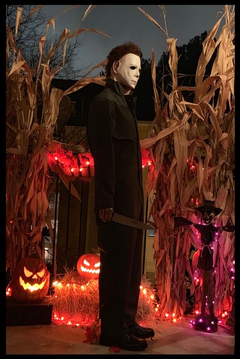 Michael Myers Trunk Or Treat, Micheal Myers Yard Decor, Michael Myers Outdoor Decor, Diy Jason Voorhees Prop, Starch Ghosts, Michael Myers Halloween Decorations, Michael Myers Decorations, Horror Halloween, Halloween Houses