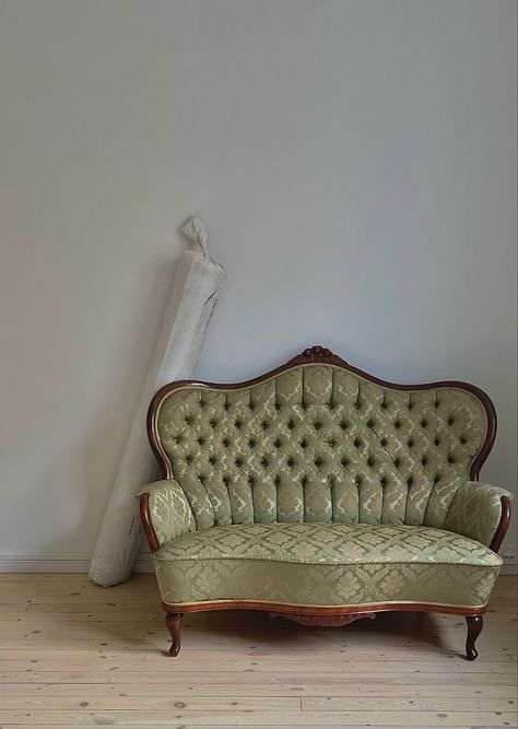 French Couch Vintage, Cottage Core Sofa, Grandma Couch Aesthetic, Vintage Couches Living Room, Vintage Sofa Aesthetic, Antique Couch Living Room, Antique Sofa Living Room, Cottagecore Couch, Fancy Couch