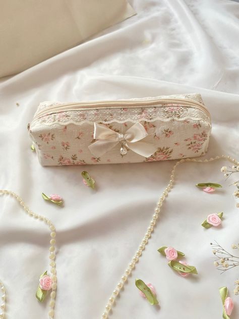 Floral coquette pencil pouch inside: cream cream zipper 🌸Size 22cm x 7cm x 5cm (8.66" x 2.75" x 1.96") 🧸 Since the makeup bag is handmade, there may be slight deviations in its dimensions. 🧼Washing Instructions: It can be hand washed. Please don't iron. 📦 Packaging: The products are shipped out within 5-7 working days. 🎁 Venom: If you are going to receive it as a gift, you can send me a message. Aesthetic Pencil Pouch, Pencil Pouch Aesthetic, Pouch Aesthetic, Cute Pencil Pouches, School Pencil Case, Cute Pencil Case, Diy Pencil, Cute Sewing Projects, Study Stationery