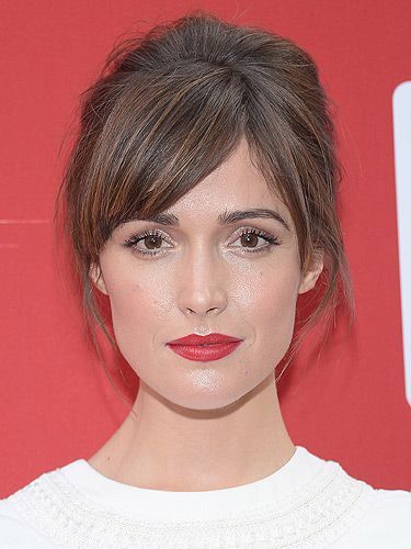 20 celebrity fringes: hair inspiration - Cosmopolitan Trendy Hair With Bangs, Bangs Style, Swept Fringe, Side Bangs Hairstyles, Side Fringe, Swept Bangs, Rose Byrne, Prom Hairstyles For Short Hair, Homemade Beauty