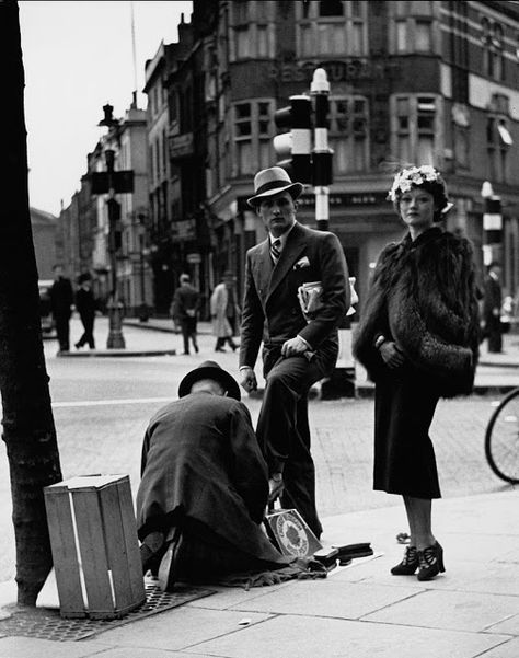 30 Stunning Black and White Photographs of London in the 1930s and 1940s ~ vintage everyday Hitsville Usa, Florence Ballard, Mary Wilson, Vintage Guide, Cross Road, Diane Arbus, Black Actresses, Charing Cross, London History