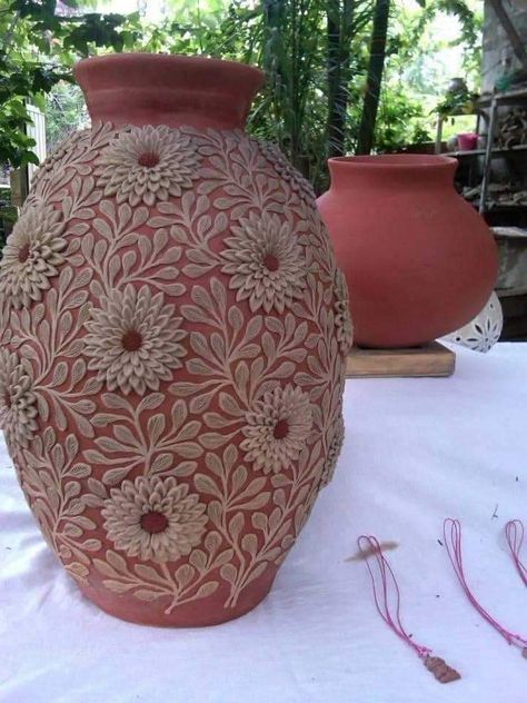 Ceramics Pottery Mugs, Ceramics Pottery Vase, Lippan Art, Glass Bottles Art, Clay Wall Art, Pottery Painting Designs, Vase Crafts, Clay Work, Keramik Design