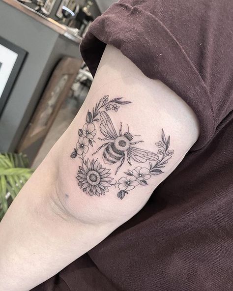 190 Bee-autiful Honey Bee Tattoo Designs with Meanings, Ideas, and Celebrities | Body Art Guru Bee Shoulder Tattoo, Bee Sunflower Tattoo, Vintage Bee Tattoo, Bee And Flower Tattoo, Bee Tattoo Ideas, Queen Bee Tattoo, Flesh Art, Honey Bee Tattoo, Honeycomb Tattoo