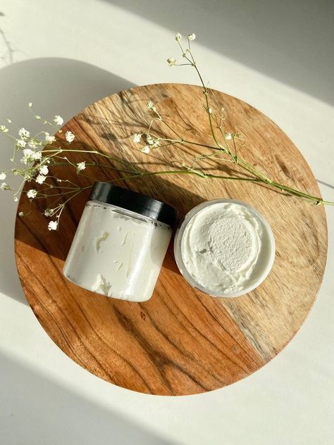 Body Cream Photography, Chamomile Plant, Organic Body Butter, Skincare Products Photography, Candles Photography, Chamomile Oil, Photographie Portrait Inspiration, Cosmetics Photography, Beauty Products Photography