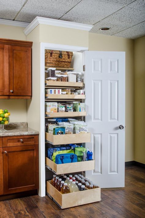 A disorganized pantry is a kitchen nightmare. Turn your cluttered kitchen pantry (or kitchen cabinets) into a storage dream with these great pantry organizers. Organiser Cucina, Kitchen Nightmares, Perfect Pantry, Organized Pantry, Pantry Organizers, Kabinet Dapur, Small Kitchen Organization, Pantry Closet, Small Pantry