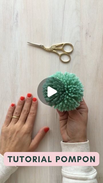 Pom Pom How To Make, How To Make Pom Poms With Yarn, Diy Yarn Pom Pom, Big Pom Pom, Christmas Pom Pom Crafts, Crochet Pom Pom, Pompon Diy, Pom Pom Tutorial, Christmas Pom Pom