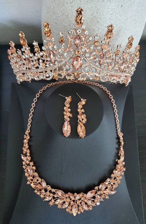 Gold Jewelry Quinceanera, Pink Quince Accessories, Quince Rose Gold Dress, Rose Gold Quince Crown, Quince Crowns Gold, Quince Rose Gold, Gold Crown Quinceanera, Quinceanera Rose Gold, Princess Quince