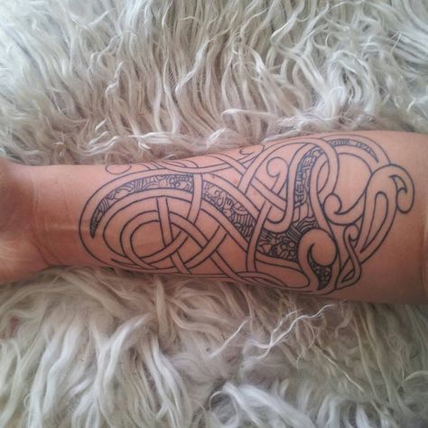 My tattoo. Based on the urnes style animal (horse?) found at Lindholm Høje in Denmark with a Borre style (Norway) animal-pattern inside the center. I drew it myself. Still needs shading. Urnes Style Tattoo, Sleeve Tattoo Women, Urnes Style, Traditional Viking Tattoos, Viking Warrior Tattoos, Norse Art, Dragon Sleeve, Dragon Sleeve Tattoos, Warrior Tattoos