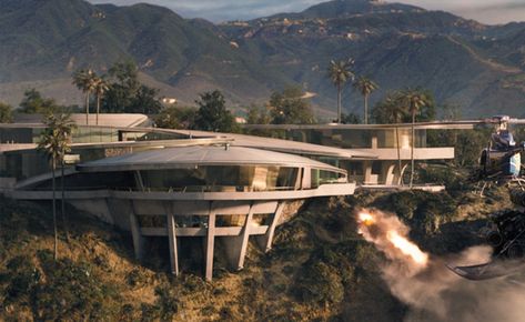 The Stark mansion in Iron Man is absolutely gorgeous over seeing the ocean right on a cliff. Description from pinterest.com. I searched for this on bing.com/images Stark Mansion, Tony Stark House, Iron Man House, Futuristic Mansion, Stark Aesthetic, Malibu Mansion, Man House, Futuristic House, Movie Houses