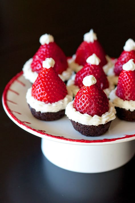 Tree Cake, Christmas Brunch, Christmas Food Desserts, Xmas Food, Santa Hats, Christmas Party Food, Christmas Cupcakes, Christmas Snacks, Christmas Cooking