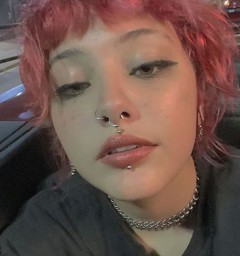 Piercings Aesthetic Ear, Piercings Aesthetic Grunge, Unique Piercings Face, Dainty Face Piercings, Aesthetic Ear Piercings, Cute Facial Piercings, Aesthetic Ear Piercing, Ear Piercing Aesthetic, Ear Piercings Aesthetic