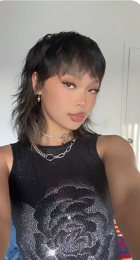 Short Front Long Back Hair Mullet, Straight Long Mullet, Women Mullet Straight Hair, Mulet Hair Girl, Styling A Mullet, Mullet Girl Haircut, Soft Mullet Haircut Straight Hair, Mullet On Straight Hair, Mullet Haircut Straight Hair