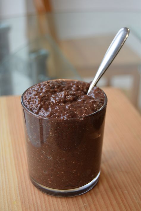 Chocolate Chia Pudding Peanut Butter And Fruit, Veg Desserts, Jello Pudding Desserts, Chia Puddings, Chia Puding, Healthy Pudding, Clean Desserts, Chocolate Chia Pudding, Mousse Dessert