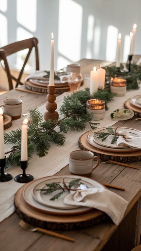 Simple Rustic Christmas Table Decor, Christmas Table Settings Farmhouse, Wood Table Christmas Decor, Boho Christmas Table Decor, Christmas Dinner Table Settings Rustic, Natural Christmas Table Settings, Simple Christmas Dining Table Decor, Christmas Breakfast Table Setting, Christmas Table Decorations Rustic