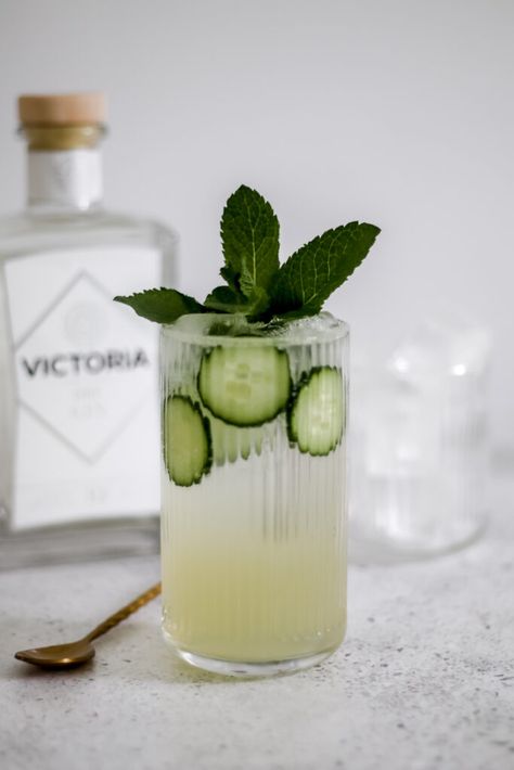 Victoria Gin Cucumber & Elderflower Collins - Delicious Monster Recipes Cucumber Mint Cocktail, Elderflower Collins, Monster Recipes, Elderflower Liquor, Collins Cocktail, Mint Cocktails, Elderflower Cordial, Sour Cocktail, Carbonated Water