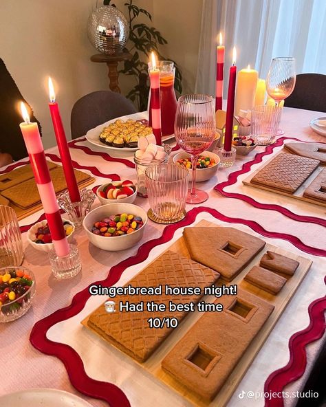 Christmas Party Friends, Themed Dinner Party, Gingerbread House Ideas, Gingerbread House Parties, Christmas Decorations Apartment, Christmas Movie Night, Gingerbread Party, The Best Dessert, Themed Dinner