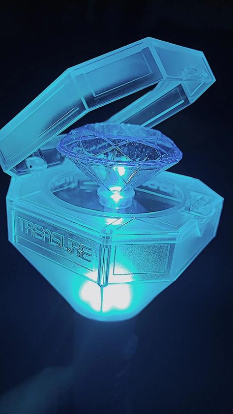 Treasure Lightstick Wallpaper, Teulight Treasure, Treasure Lightstick, Treasure Aesthetic, Yg Trainee, Treasure Song, Kpop Lightsticks, Treasure Maker, Lightstick Kpop