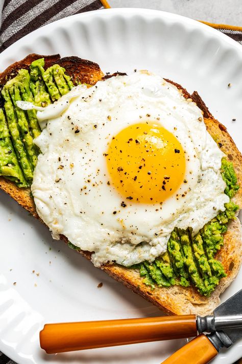 Avocado Toast Recipe with Egg Egg Sunny Side Up, Sunny Side Up, Easy Avocado Toast, Simple Avocado Toast, Sunny Side Up Eggs, Avocado Toast Egg, Tabbouleh Salad, Fruit Salad Easy, Avocado Toast Recipe