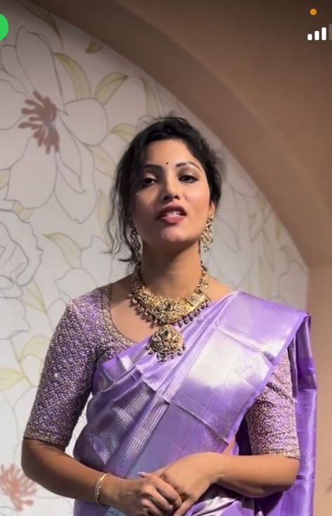 Light Purple Saree Blouse Combination, Lavender Blouse Maggam Work, Lavender Silk Saree With Contrast Blouse, Lilac Saree, Lavender Saree, Saree Purple, Saree Color Combinations, Easy Hair Up, Maggam Blouses