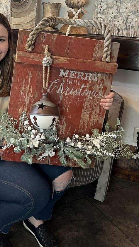 Farmhouse Christmas Decor Ideas, Christmas Craft Show, Christmas Country, Country Christmas Decorations, Decorating Ideas On A Budget, Deck Decorating Ideas, Christmas Decorations Diy Outdoor, Christmas Signs Wood, Christmas Wood Crafts