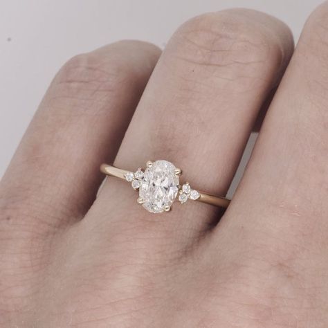 Traditional Gold Wedding Rings, Vintage Diamond Engagement Rings Antique, Engagement Rings With 3 Diamonds, Simple Gold Engagement Rings Vintage, Yellow Gold Oval Vintage Ring, Antique Oval Engagement Rings, Vintage Gold Engagement Ring, Wedding Rings Simple Gold, Gold Wedding Rings Oval