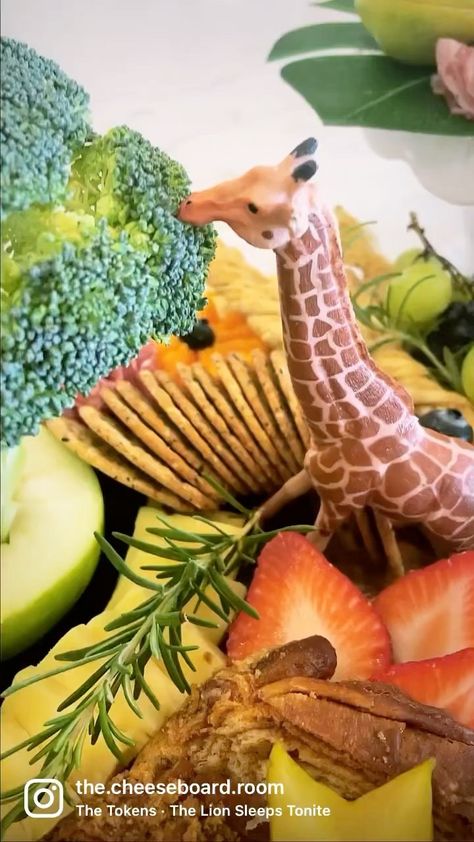 Safari Cheese Board, Safari Charcuterie Board, Jungle Baby Shower Food, Safari Baby Shower Food Ideas, Safari Themed Food, Safari Party Foods, Safari Food, Charcuterie Spread, Baby Boy 1st Birthday Party