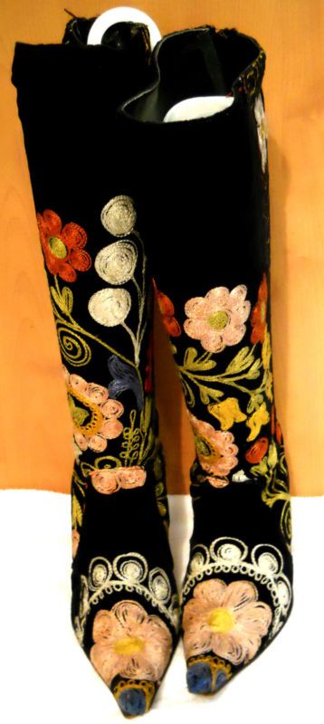 Painted Boots, Embroidered Boots, Cow Girl, Beautiful Boots, Plaid Fashion, Vintage Velvet, Vintage Shoes, Beautiful Shoes, Shoe Collection